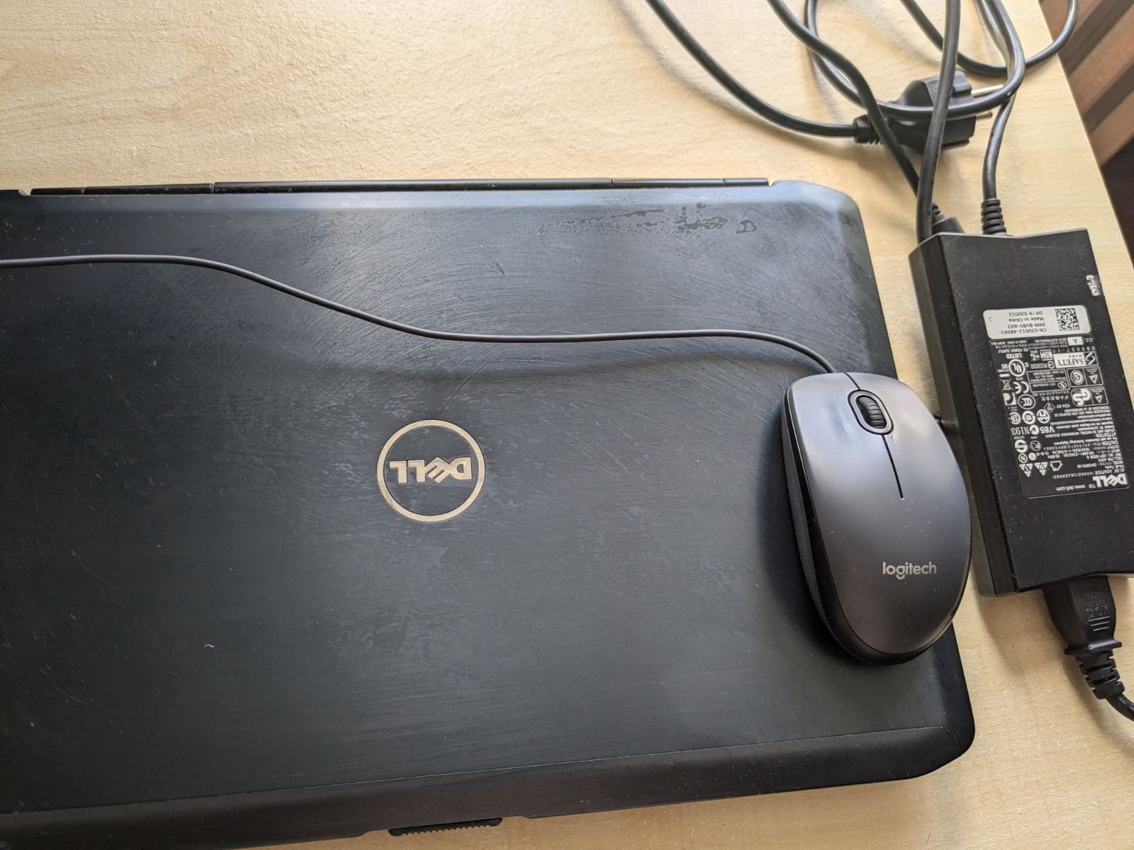 Ноутбук Dell, в подарунок мишка