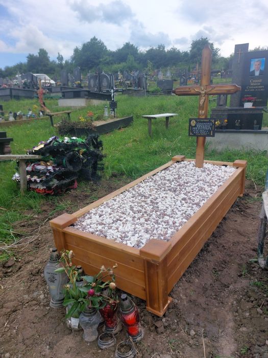 Надгробки ,обрамівки на могилу з дерева є опт