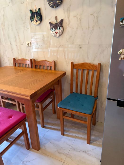Mesa de jantar extensível de Pinho escurecido e 6 cadeiras