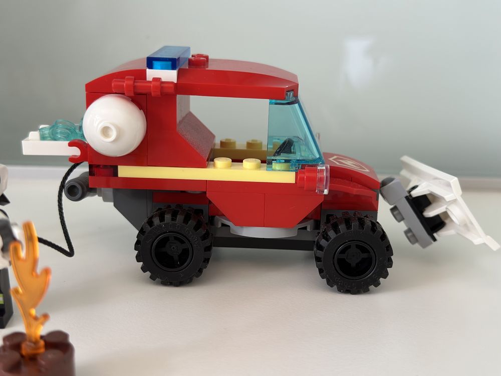 Конструктор LEGO City Fire Пожежний пікап 87 деталей 60279