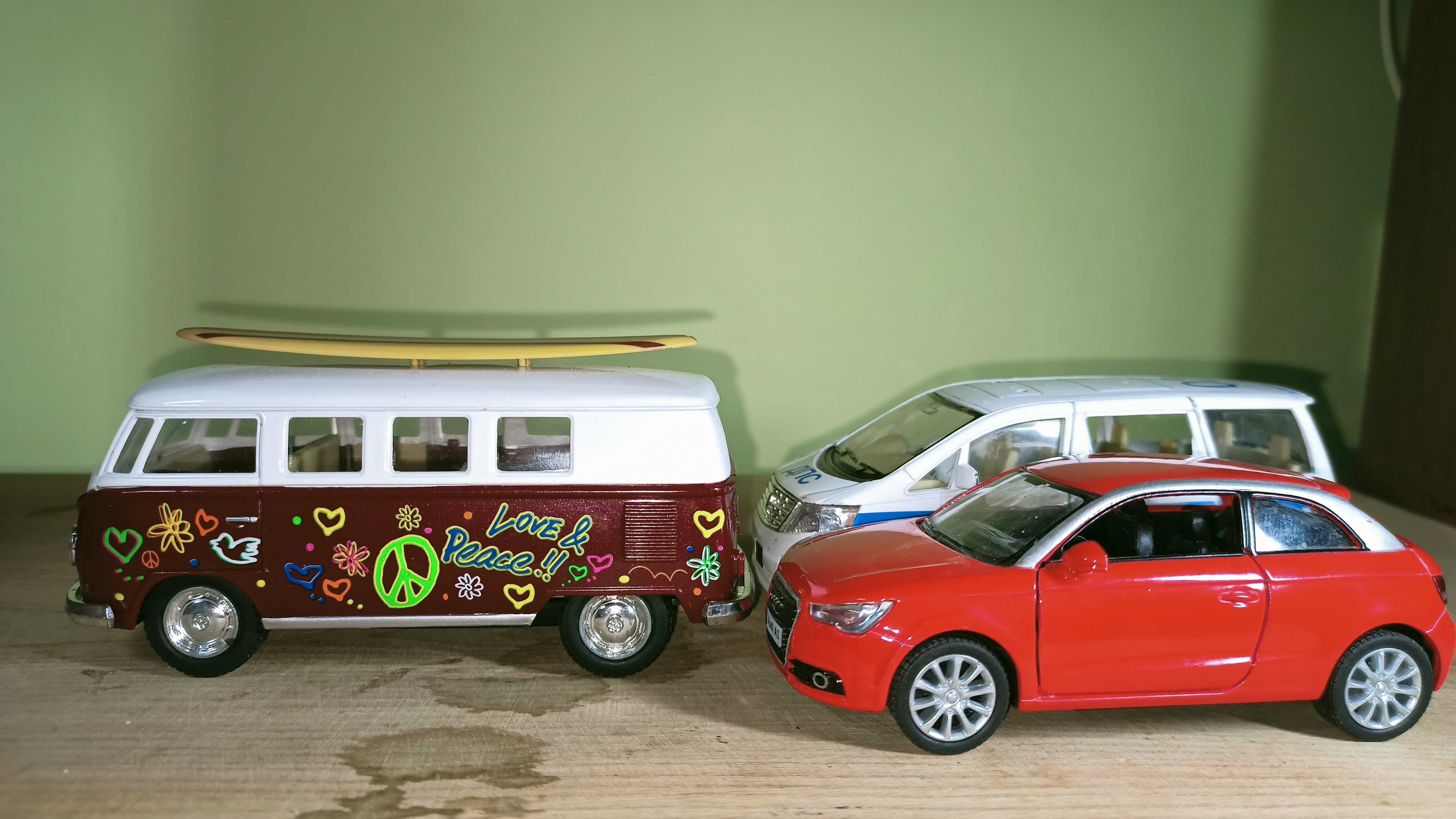 Модель Kinsmart 1962 Volkswagen Bus 1:32, Audi A1, Toyota Alphard 1:38