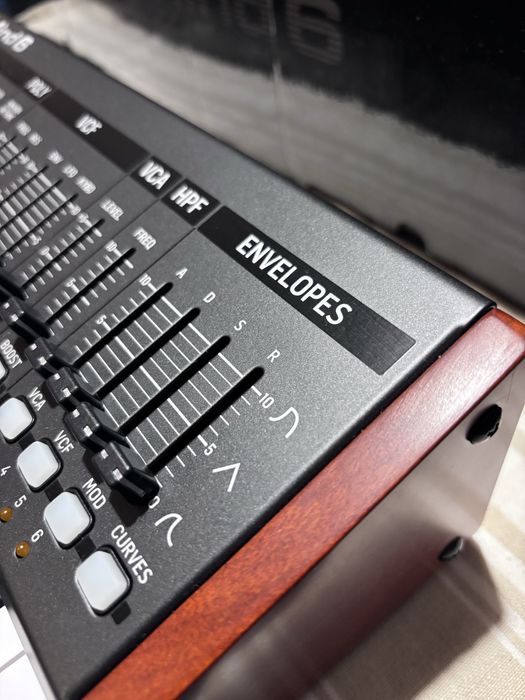 Behringer deepmind 6