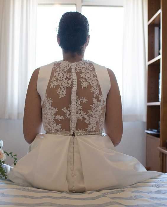 Vestido de noiva acetinado, costas em renda com lantejolas de brilho
