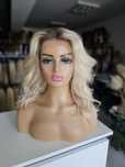 Peruka premium Scarlett jasny blond zmiana przedziałka włosy naturalne