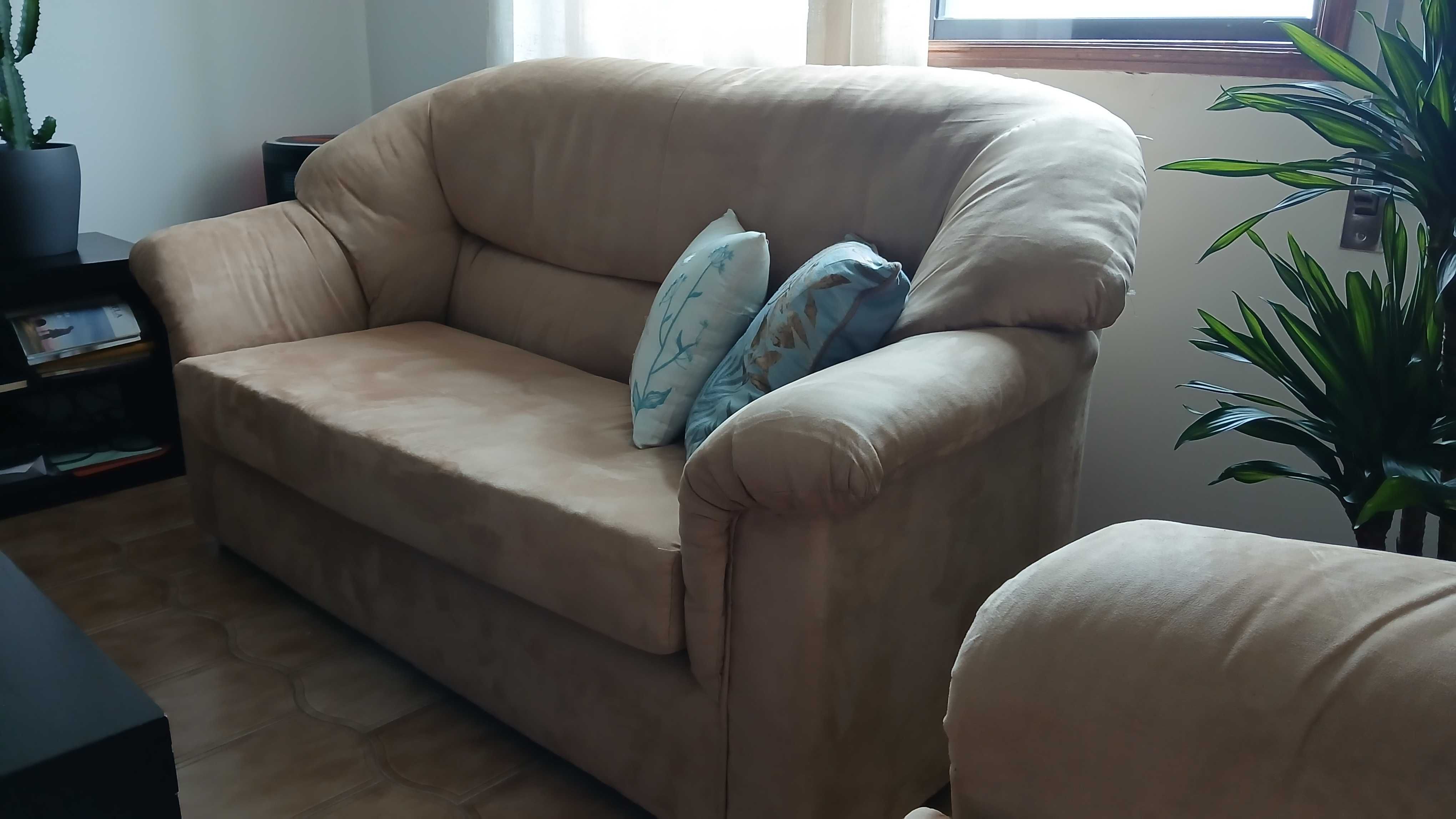 Conjunto de sofá Bege - 2 sofás de 2 lugares + apoio para os pés.