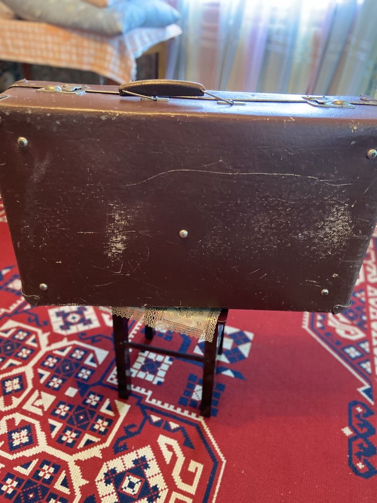 Винтажный старинный чемодан