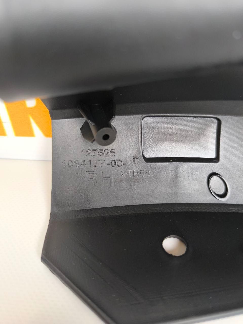 Повітропровід кріплення туманки Tesla M3 1084175-00-D 1084177-00-D