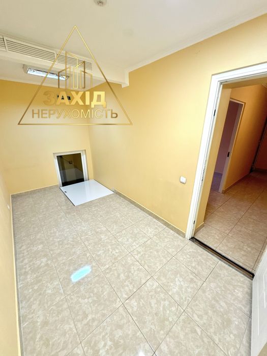 Продаж фасадного комерційного приміщення р-н Варшавського ринку