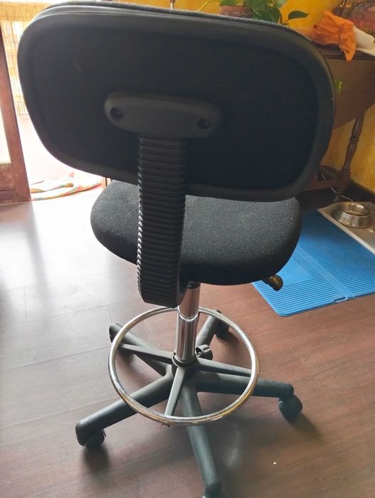 Banqueta/cadeira para escritório ajustável com apoio lombar.