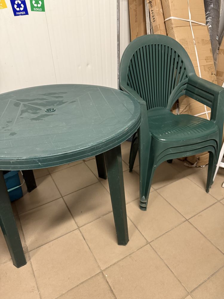 Stół plus 3 krzesla plastikowe zielone