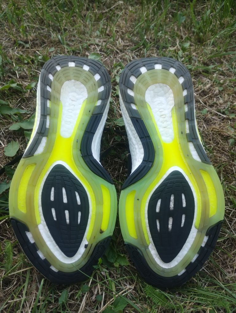 Кросівки Adidas UltraBOOST 22, розмір 42