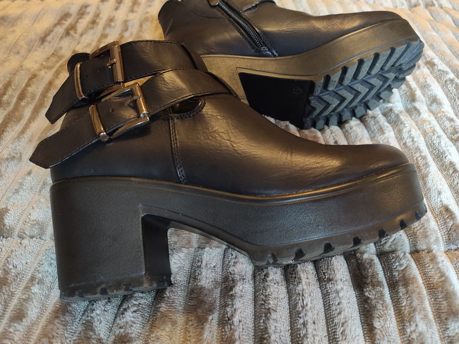 Botins pretos com salto