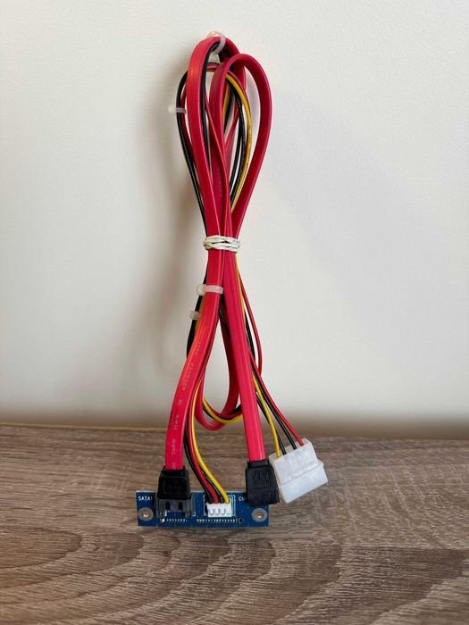 Gniazdo SATA z kablami do podłączenia HDD, DVD i  innych urządzeń SATA