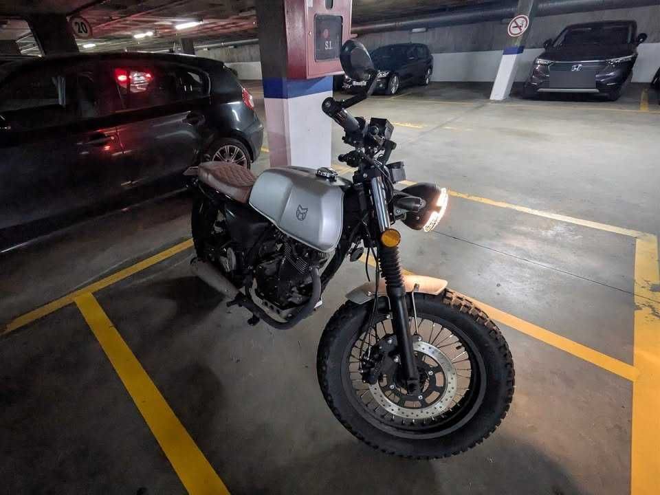 Mutt Akita 125, ano 2022, em excelente estado.