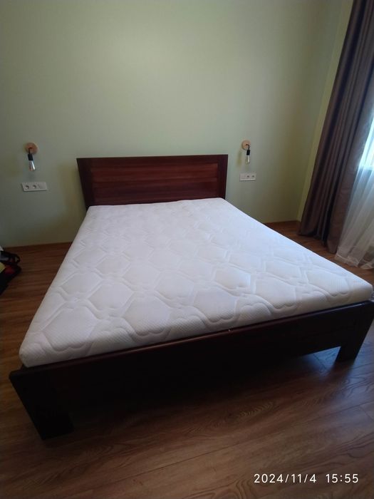 Ліжко дерев'яне з матрасом