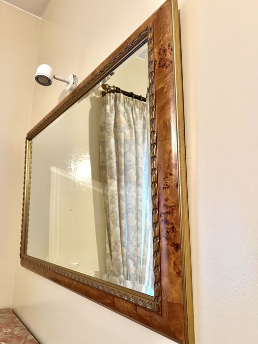 Espelho antigo com moldura de madeira