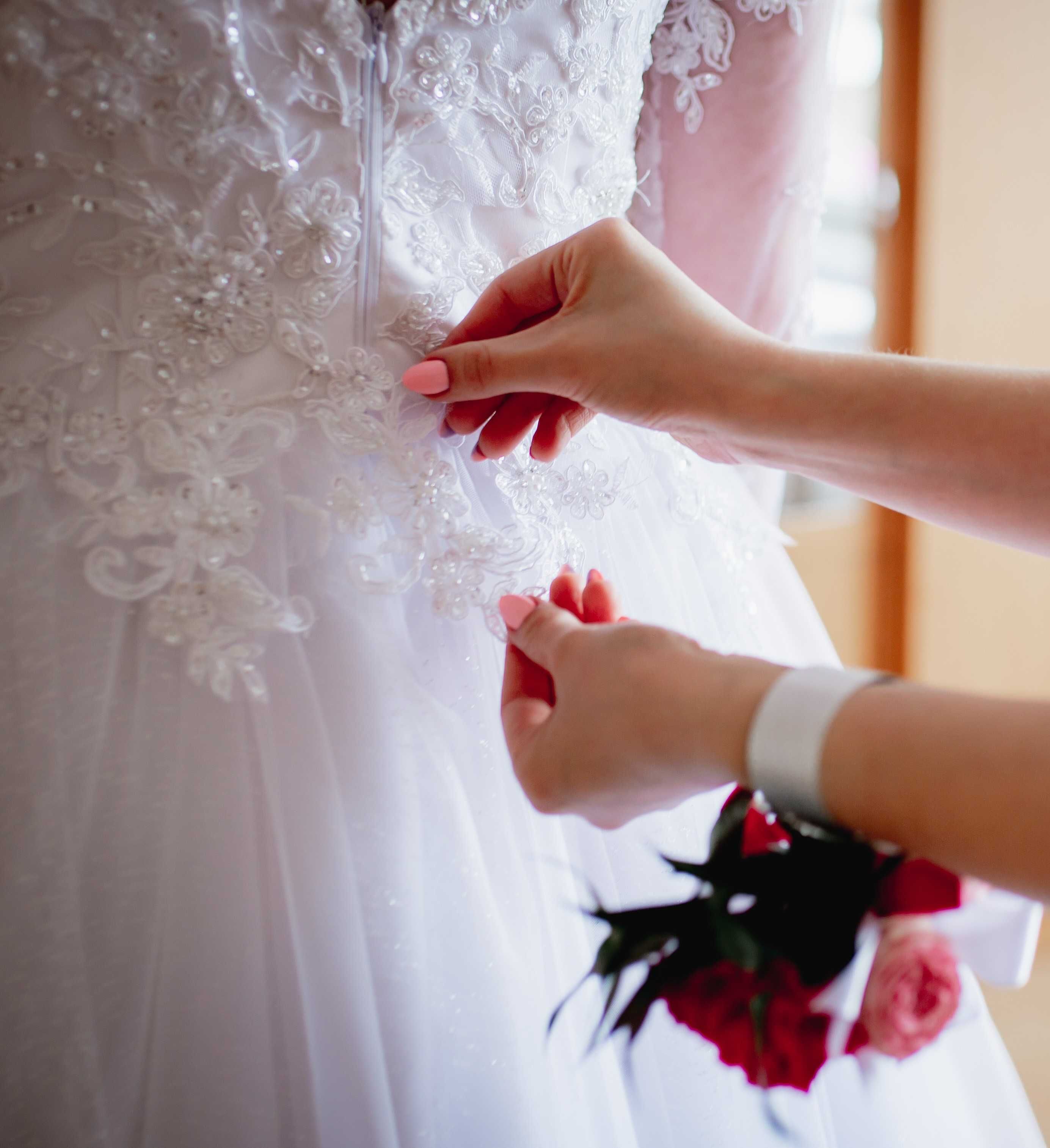 Piękna biała suknia ślubna z długim rękawem, na wysoką osobę