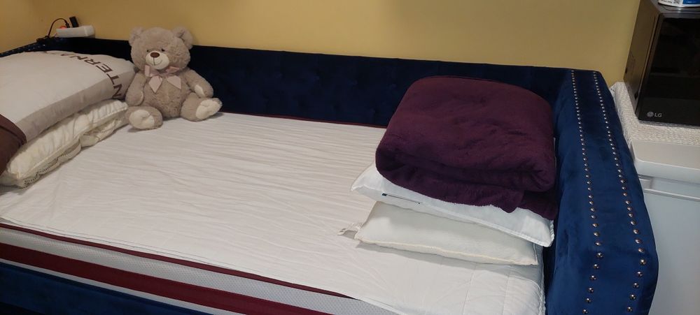 Cama solteiro, com cama auxiliar e colchões