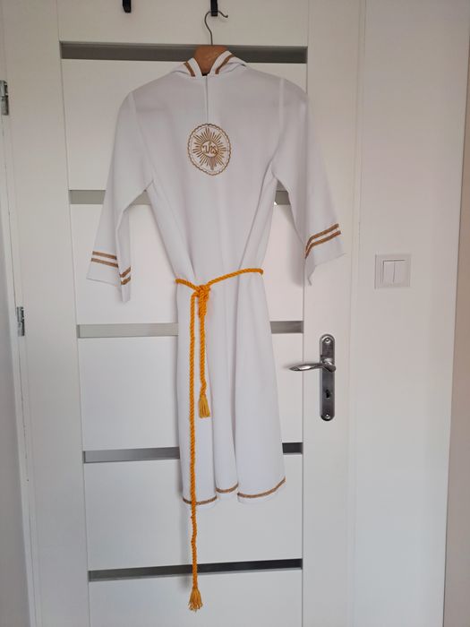 Alba komunijna dla chłopca pięknie zdobiona