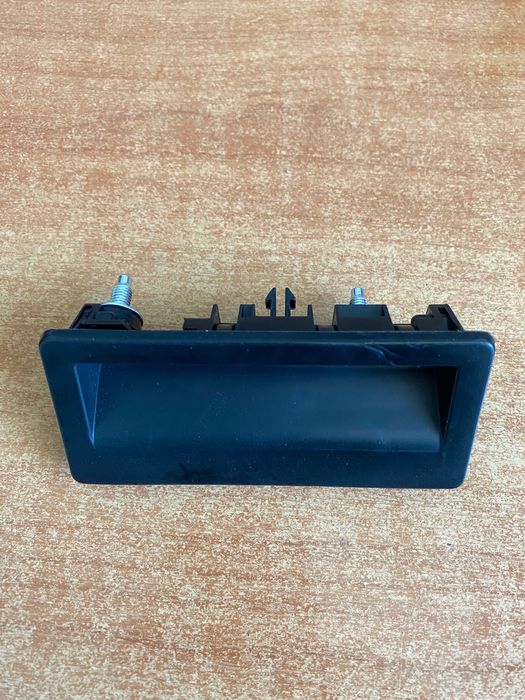 Кнопка відкриття багажника Volkswagen Golf 5 6 Audi A5 Q5 5N0827566В
