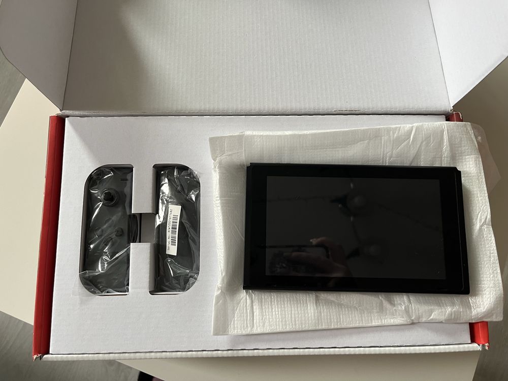 Zestaw Nintendo Switch + Pokémon Sword + Etui Pikachu
