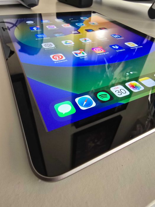 iPad 5.ª geração (9,7") — com capa e cabo — bateria ~90% (estimada)