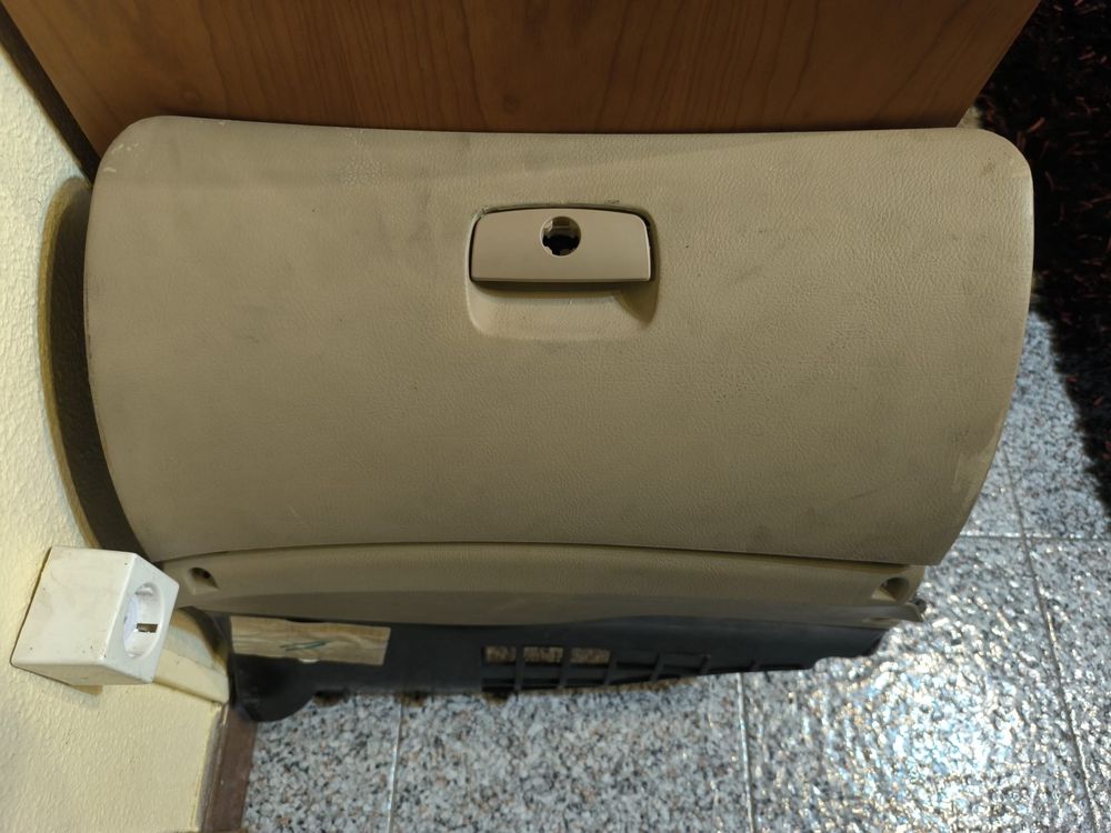 Porta luvas de VW Passat B5 de cor beje impecável.