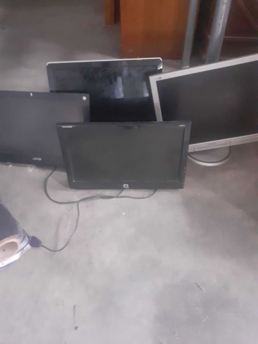 Monitores  várias  marcas