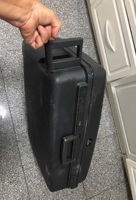 Mala viagem preta, da conceituada marca francesa Delsey, modelo Club