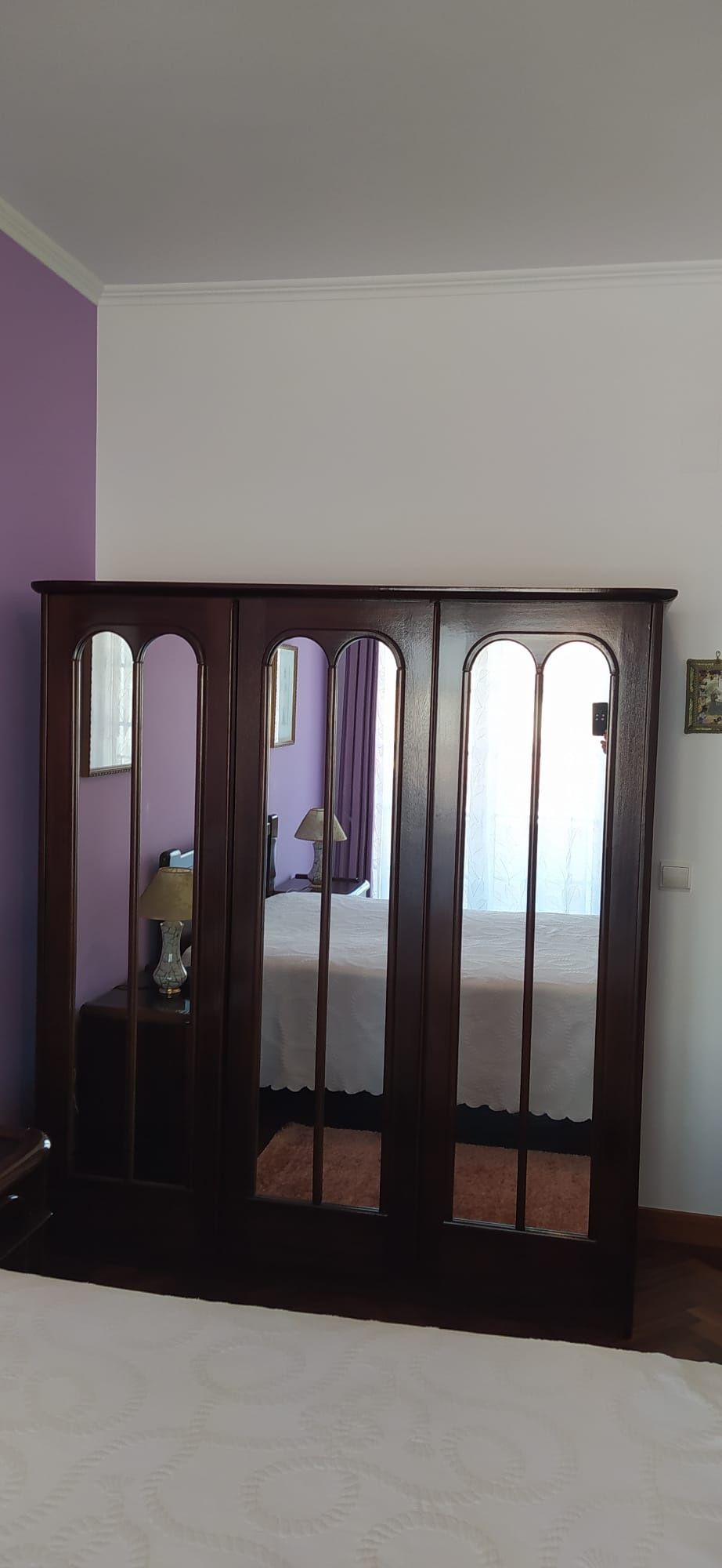 Roupeiro em madeira com portas em espelho