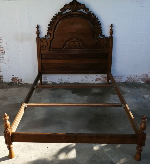 cama madeira de castanho com estrado, 199x139x30, cabeceira 160