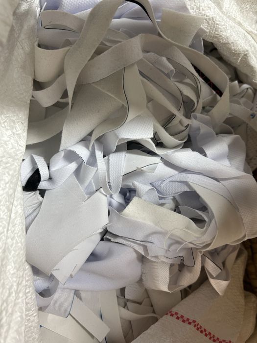 Oddam za darmo czyste białe ścinki materiałów poliestrowych.