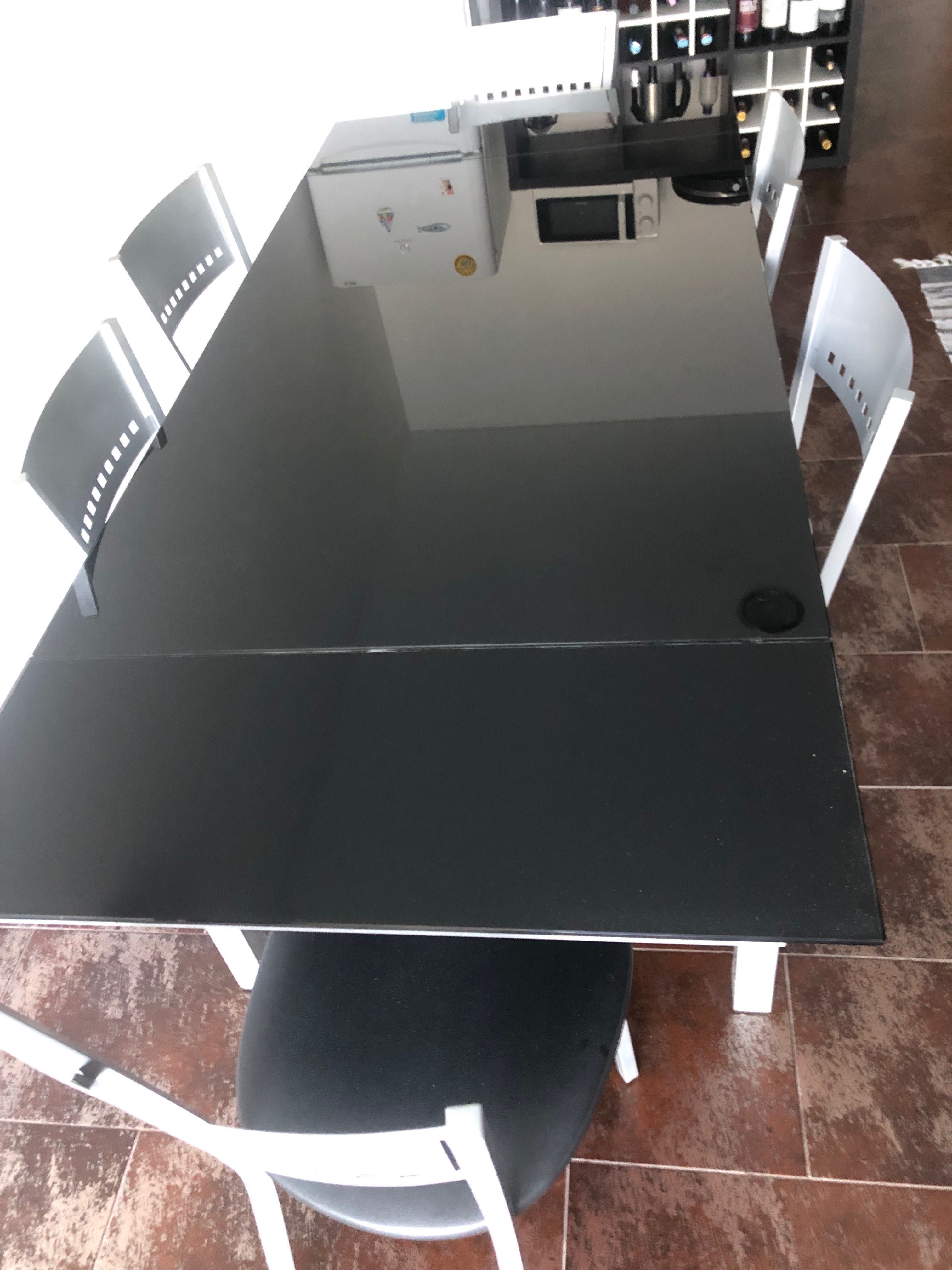 Mesa de cozinha em vidro