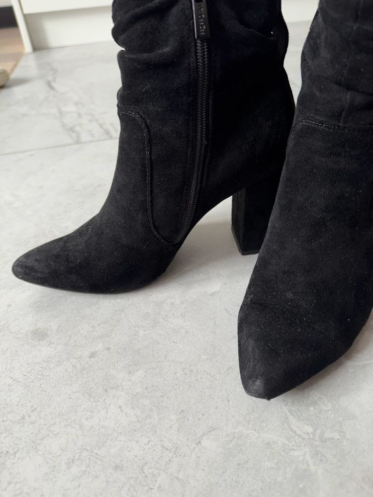 czarne botki na obcasie zamszowe  buty na obcasie deezee
