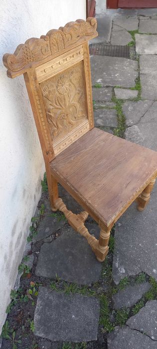 Krzesło drewniane stare