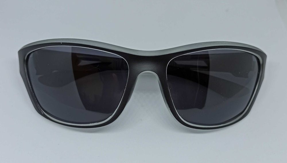 Okulary przeciwsłoneczne w etui.