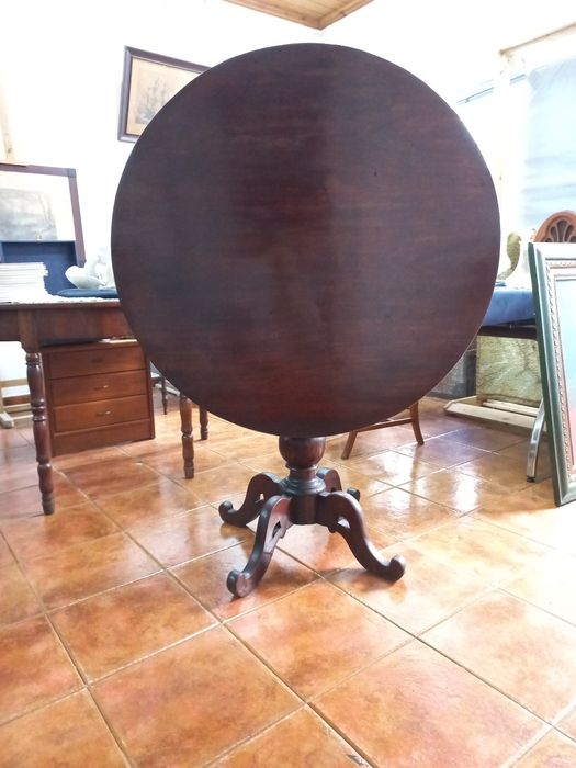 Mesa basculante antiga