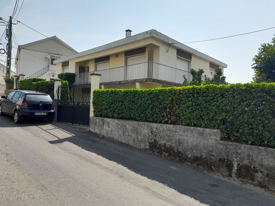 Moradia individual T6 na Covilhã com garagem para 3 carros e quintal