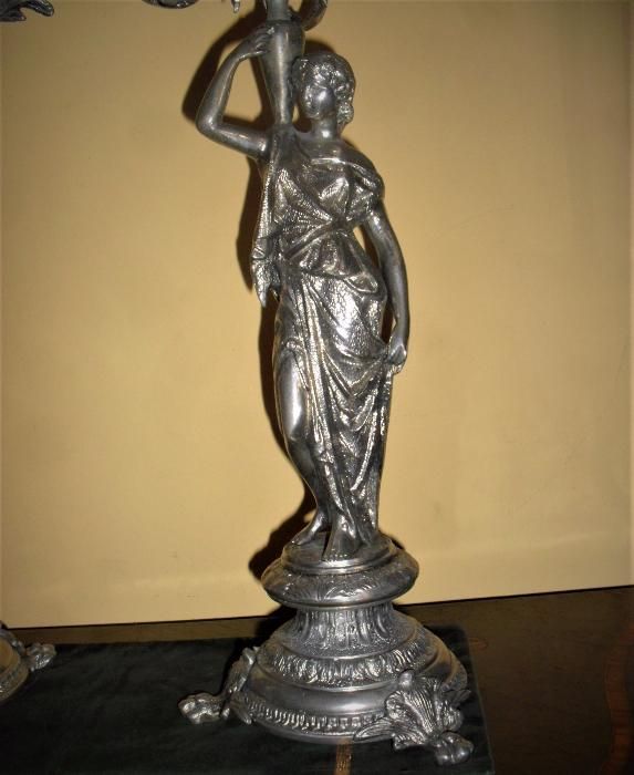Par de Castiçais com estátua de. 60cm de altura. 8,8kg