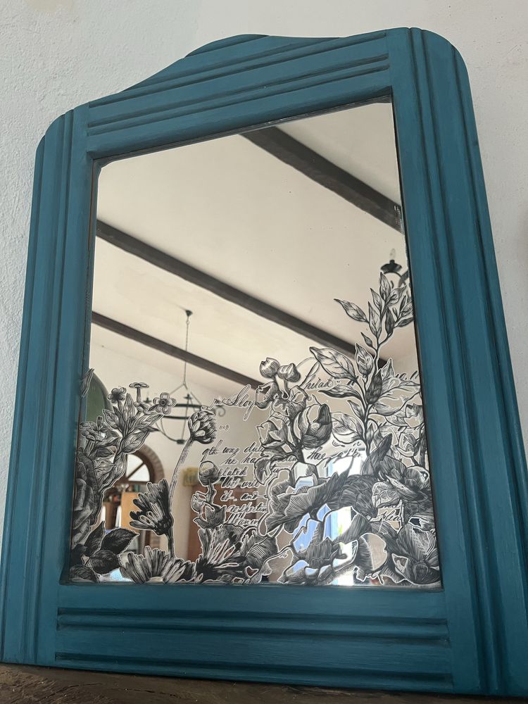 Espelho com moldura azul