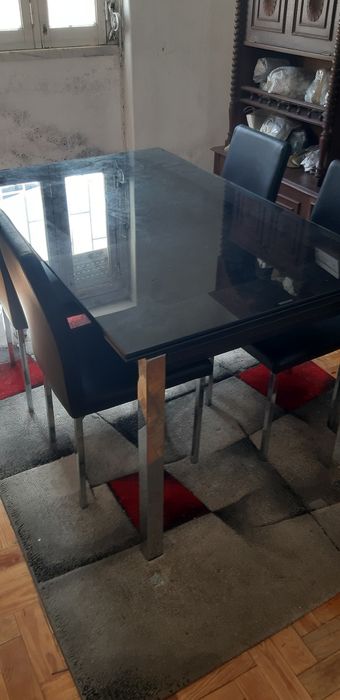 Mesa em vidro preto extensível