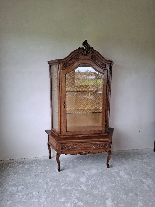 Witryna serwantka w stylu ludwikowskim