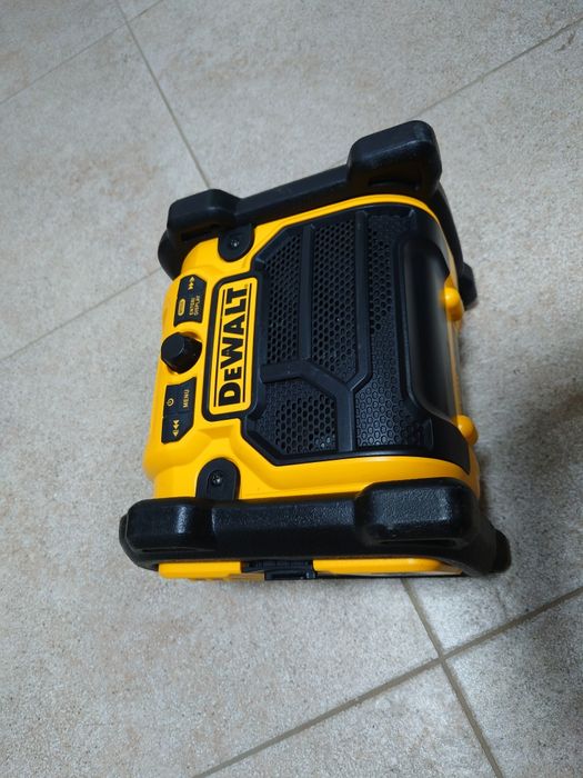 Радіоприймач-колонка DeWalt DCR020.