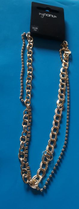 Podwójny łańcuszek w kolorze złota.