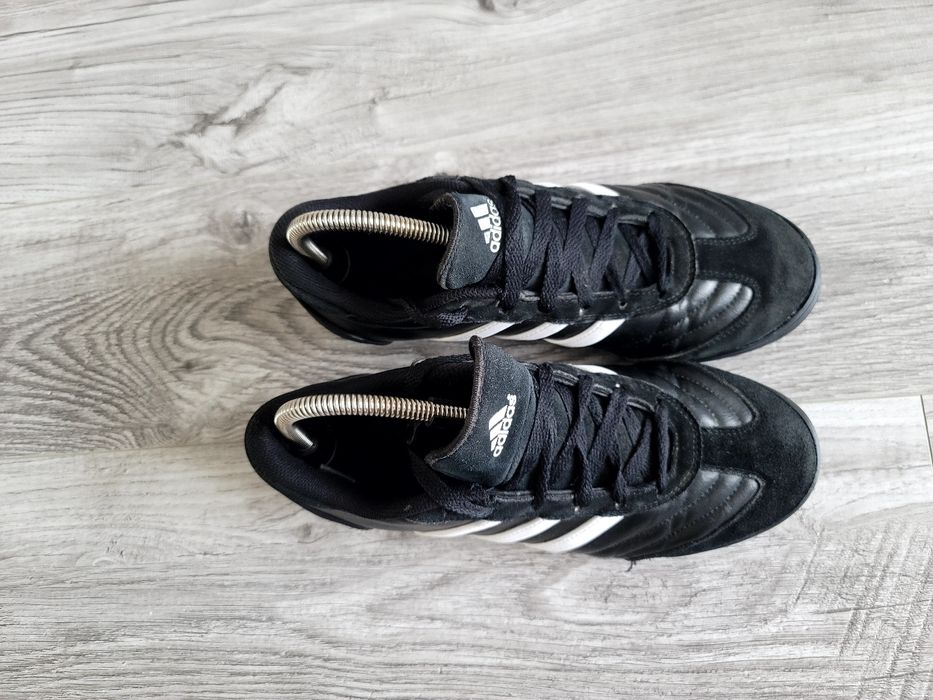 Продам фірмові кросівки футзалки Adidas