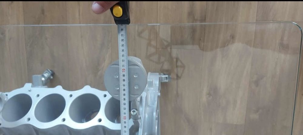 Stolik kawowy z silnika V8