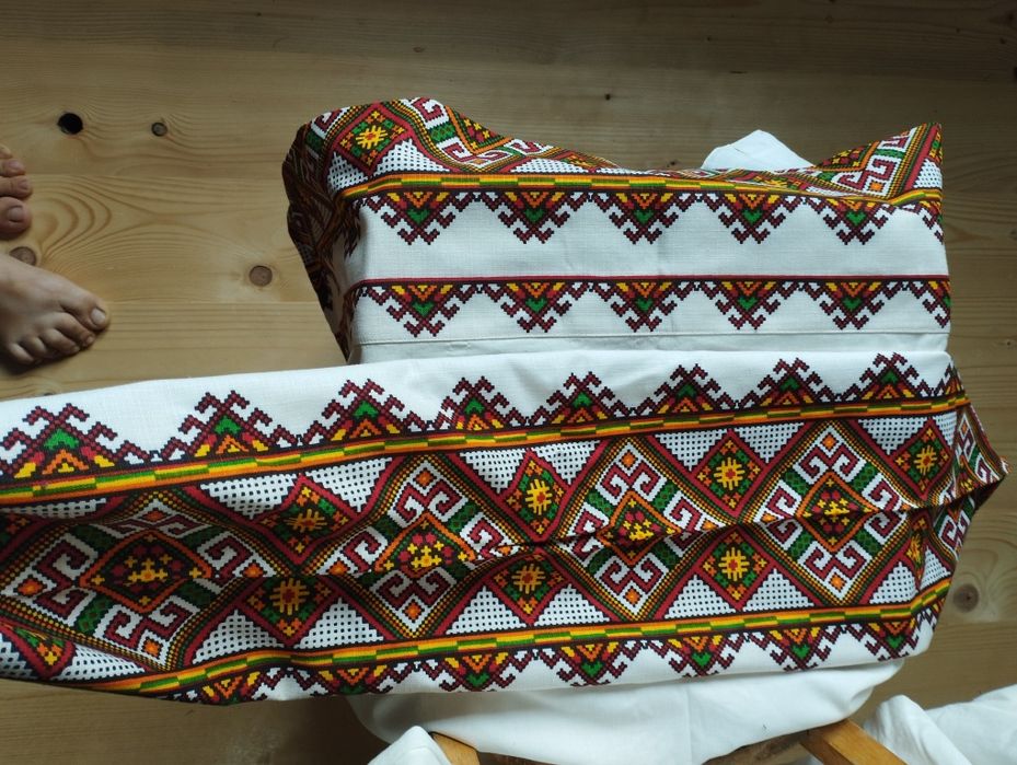 Вставки на подушки,або для декору.В вишитому стилі Узор якісний дуже.