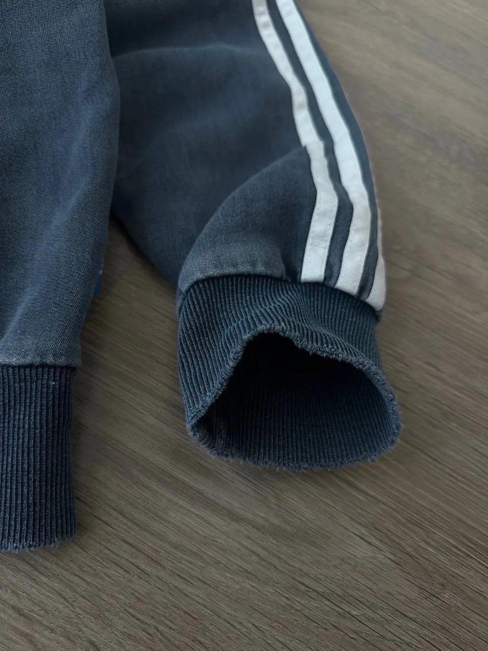 Винтажная толстовка Adidas с потертостями