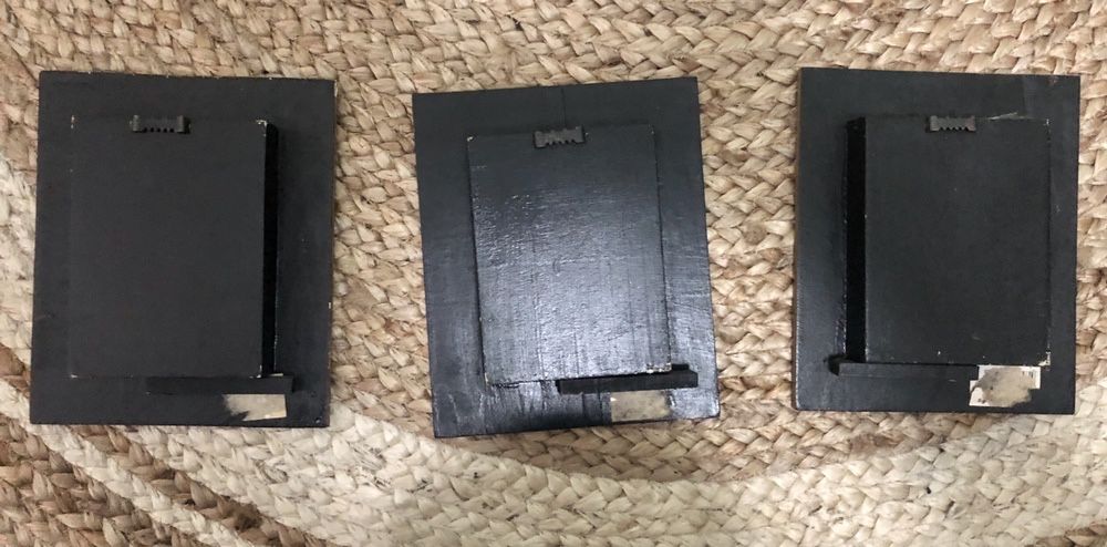 2 quadros com pequenas esculturas de mascaras Africanas