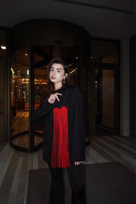 подовжений піджак оверсайз з брошкою